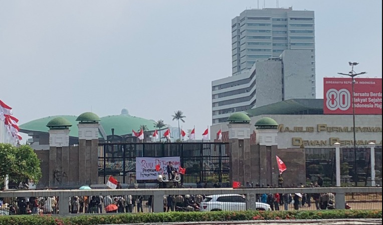 DPR Kurangi Beban Negara, Pangkas Tunjangan dan Stop Perjalanan Luar Negeri